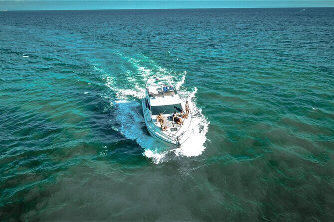 2 Hour Sunset - 47' Azimut, Tulum, Playa del Carmen, Riviera Maya - The onboard vibe: karaoke, Spotify, and a group-friendly sunset