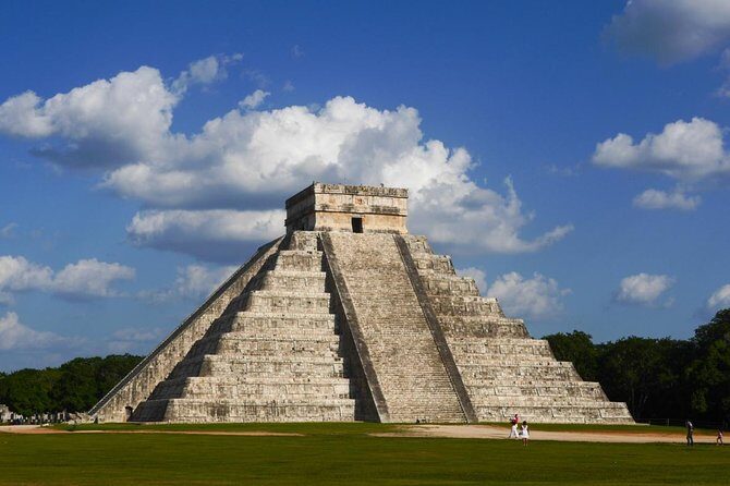Chichen Itzá, Cenote Ik Kil, Valladolid Premium Reduced Group - A smart day plan: Chichen Itza first, cenote second