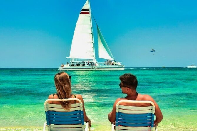 Cozumel Catamaran Experience with Snorkeling & Beach Club - Food and drinks on a catamaran: the Angus cheeseburger plus open bar logic