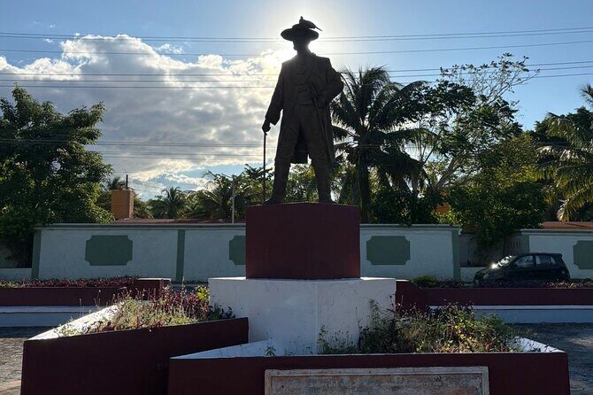History walking - Foodie Cozumel tour - The walk starts at a landmark: Plaza de las Tres Culturas