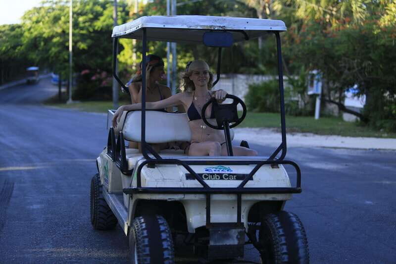 Isla Mujeres: Full Day Private Catamaran with Snorkeling - Lunch at a beach club: the break that keeps the day flowing