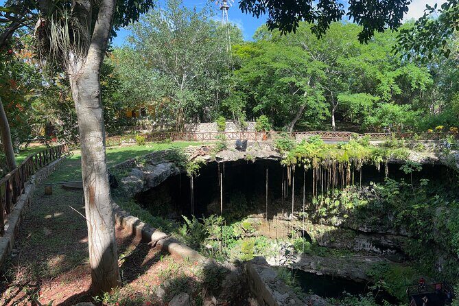 Private Tour to Chichén Itzá with Cenote Experience - Lunch at Mestizo Misterio Culinario: cochinita pibil and a real buffet